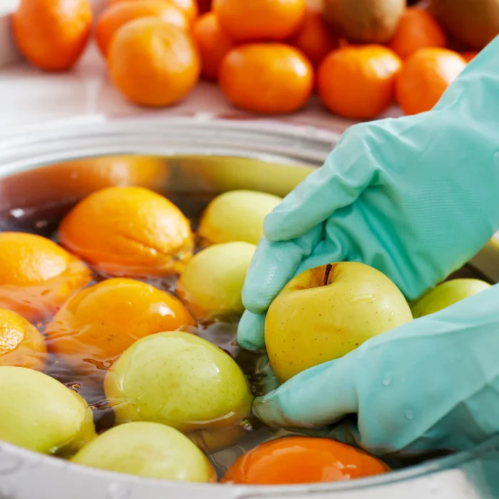 Persona desinfectando alimentos